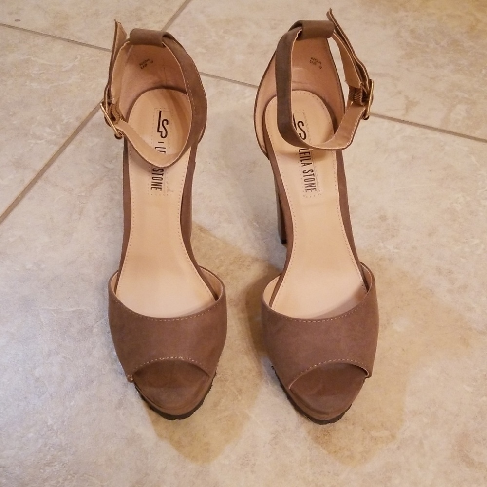 **NIB**Leila Stone Taupe suede platform heels